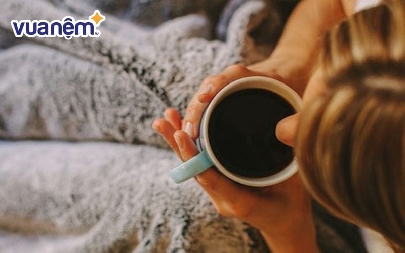 Chất caffeine có tác dụng kích thích não bộ tỉnh táo