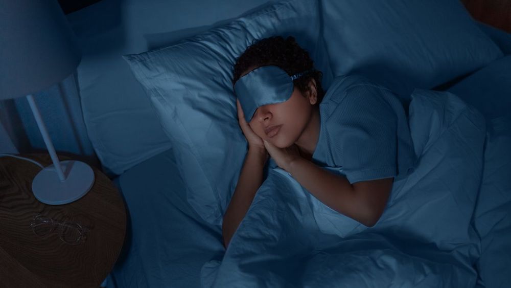 Tạo phòng ngủ thoải mái và mát mẻ giúp có được giấc ngủ REM