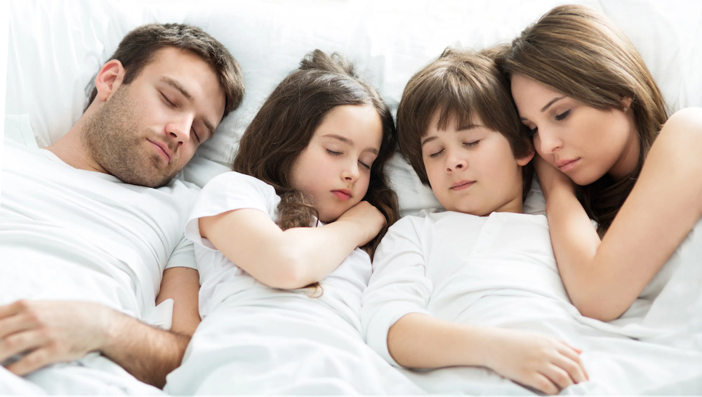 Trẻ 10 tuổi có nên ngủ chung với bố mẹ hay không?