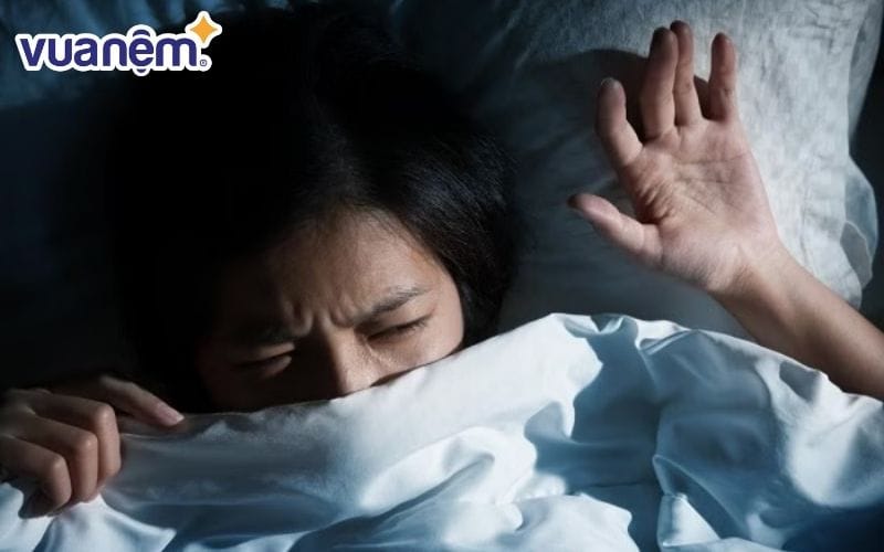 Triệu chứng chính của chứng sợ ngủ là cảm giác đau khổ tột độ khi bạn cố gắng ngủ