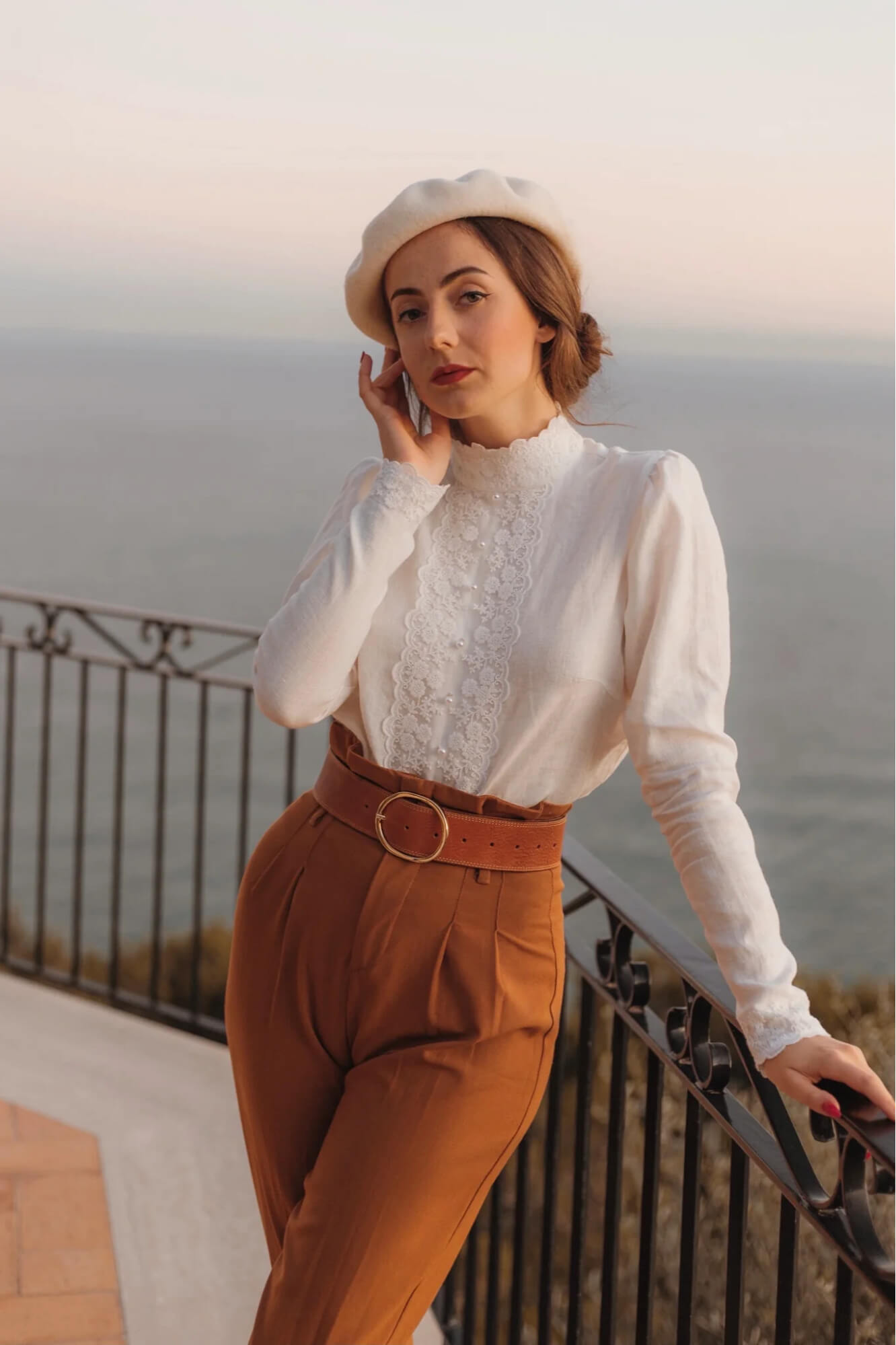 Hoàn thiện bản phối vintage với áo blouse cổ điển