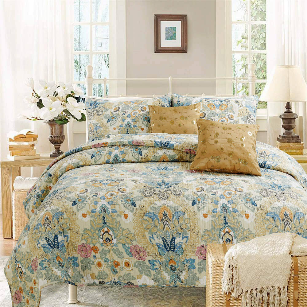 Bộ chăn ga màu xanh cổ điển với chất liệu gấm được thiết kế đẹp mắt giúp phòng ngủ trở nên sang trọng