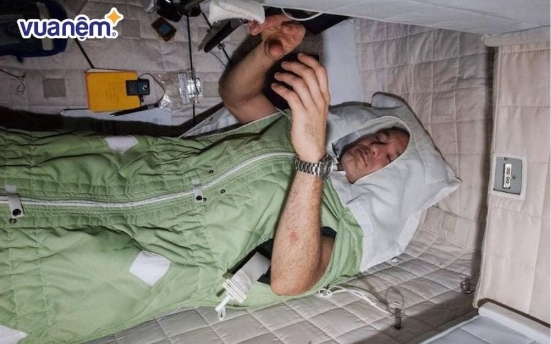 Phi hành gia ngủ trong túi ngủ đặc biệt trên trạm vũ trụ