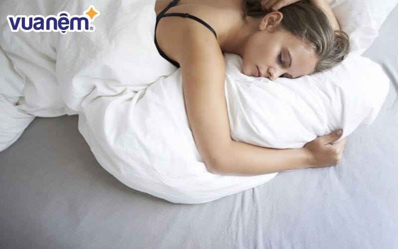 Nằm sấp ảnh hưởng trực tiếp đến thai nhi nên sẽ không phải là tư thế ngủ cho bà bầu 3 tháng cuối