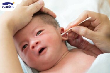 cách vệ sinh tai cho trẻ sơ sinh