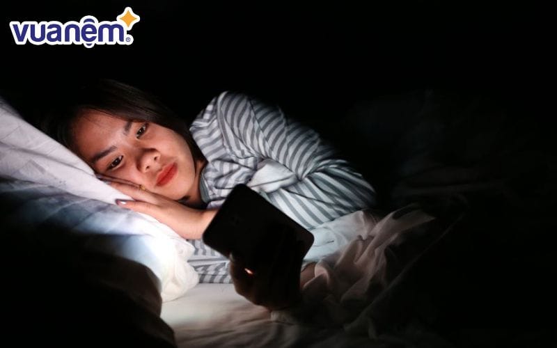 Việc “dán mắt” vào màn hình điện tử khi đêm xuống có thể khiến bạn tỉnh táo lâu hơn