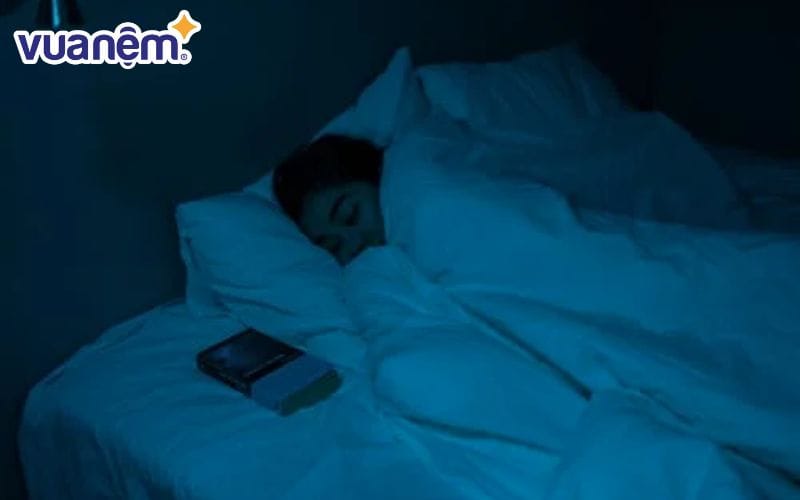 Cân nhắc lắp rèm cản sáng để giữ cho phòng ngủ chìm trong bóng tối