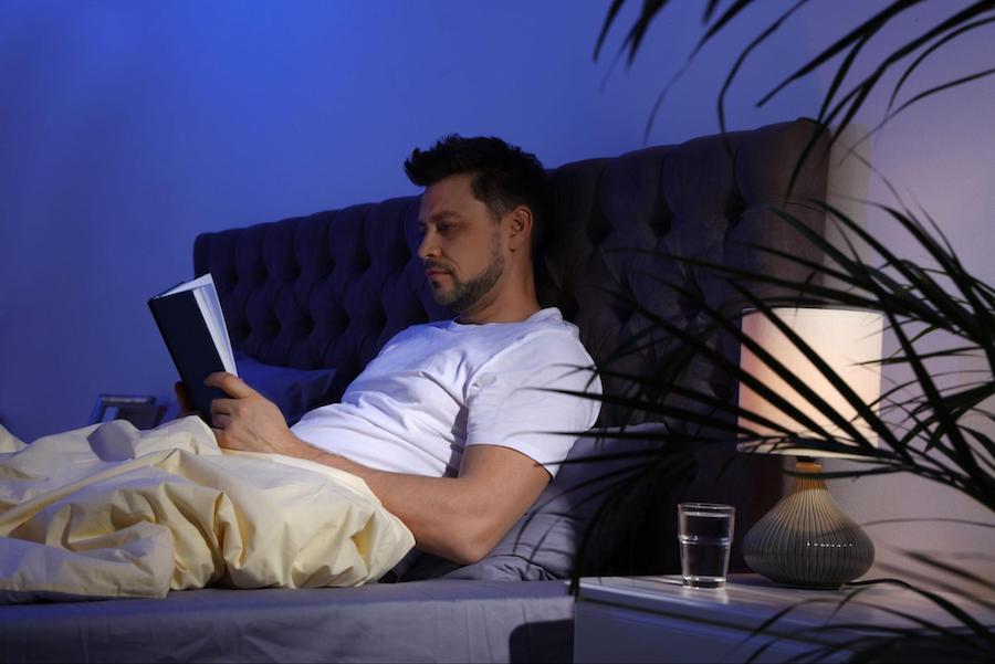 Đọc sách trước khi ngủ giúp thư giãn tinh thần và ngủ ngon hơn