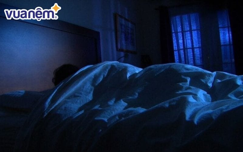 Đóng kín cửa sổ và kéo rèm cửa là cách hay để tránh người lạ nhìn thấy