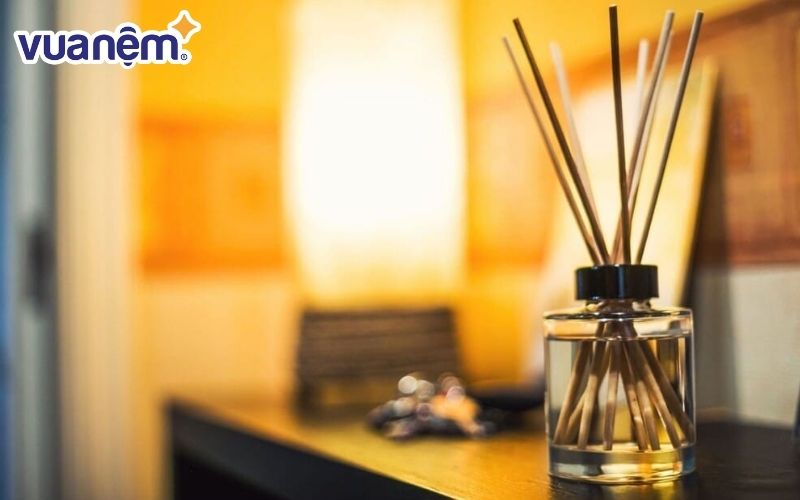 Dùng que tỏa hương ra các hướng khác nhau