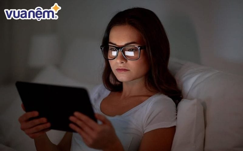 Giữ khoảng cách và tư thế khi sử dụng thiết bị điện tử