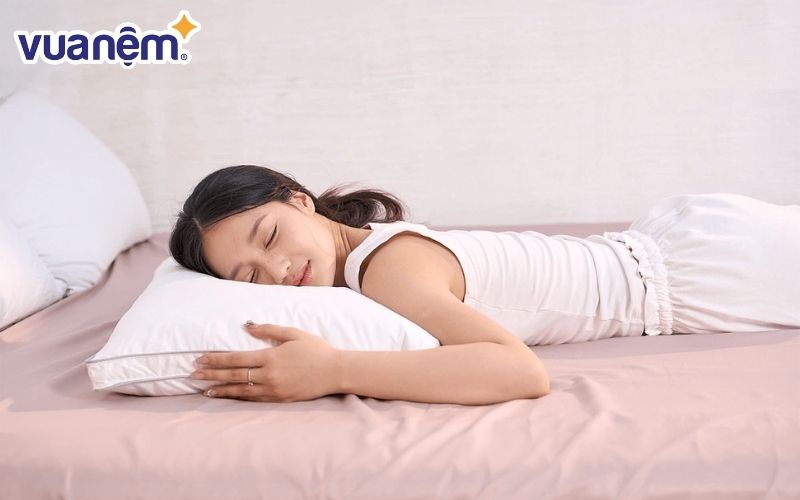 Gối lông vũ thích hợp cho người nằm sấp bị đau lưng