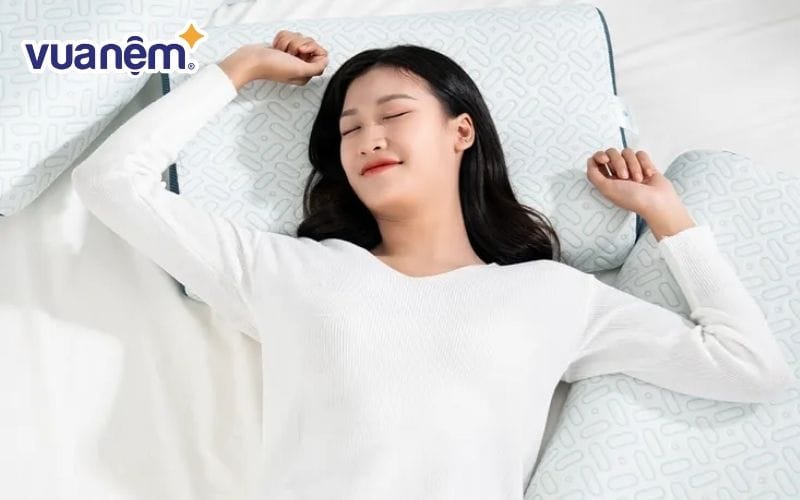 Gối ngủ phù hợp giúp nâng đỡ cổ vai và hỗ trợ ngủ ngon