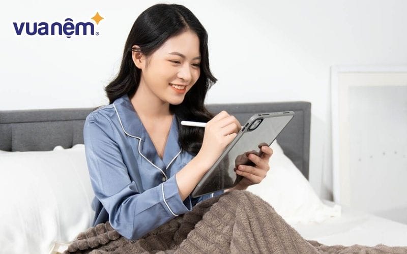 Không nên xem điện thoại quá lâu trước khi ngủ