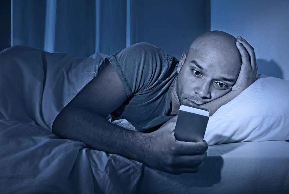 Không nên xem điện thoại quá lâu trước khi ngủ