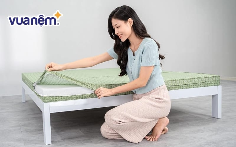 Tháo tấm ra nệm ra và mang đi giặt