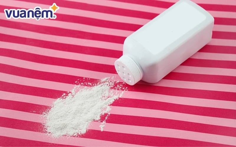 Rắc một lớp phấn rôm mỏng và đều lên khu vực bị bẩn