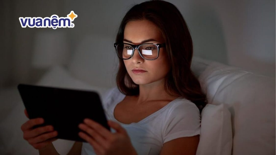Kính chắn ánh sáng xanh là gì? Nó có giúp ngủ ngon hơn?