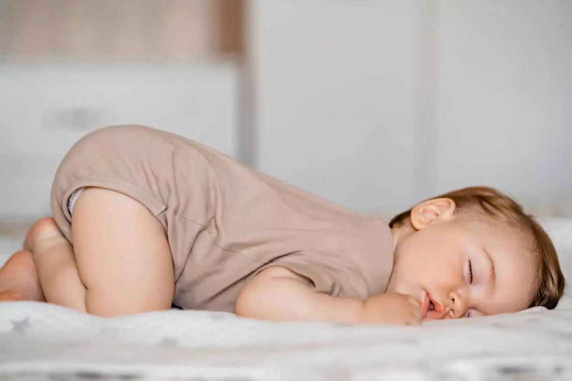 trẻ lật người trong khi ngủ 