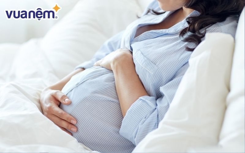 Tốt nhất sau 3 tháng thai kỳ mẹ nên dần chuyển sang tư thế nằm nghiêng