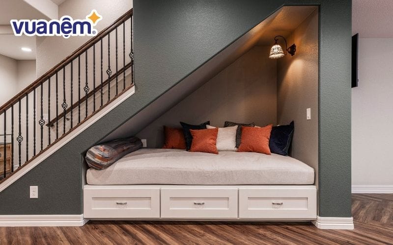 Lưu ý hóa giải ảnh hưởng xấu khi đặt giường ngủ dưới gầm cầu thang