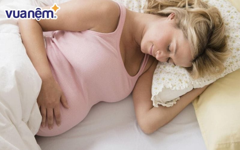 Mẹ bầu nên ngủ trưa nghiêng về bên trái giúp giảm nguy cơ sinh non