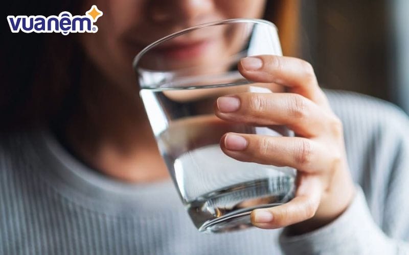 Uống một cốc nước đầy trước cốc cà phê buổi sáng là mẹo chống buồn ngủ nơi công sở hiệu quả