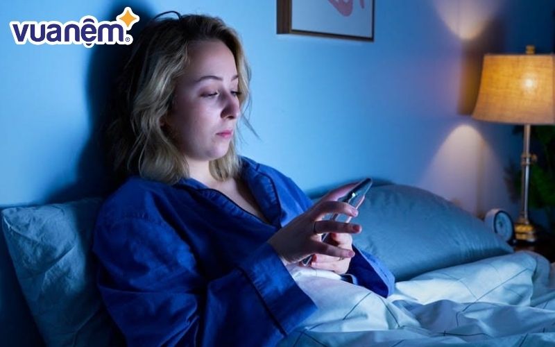 Ánh sáng xanh nhân tạo phát ra từ màn hình điện thoại, đèn…có thể ảnh hưởng tới giấc ngủ
