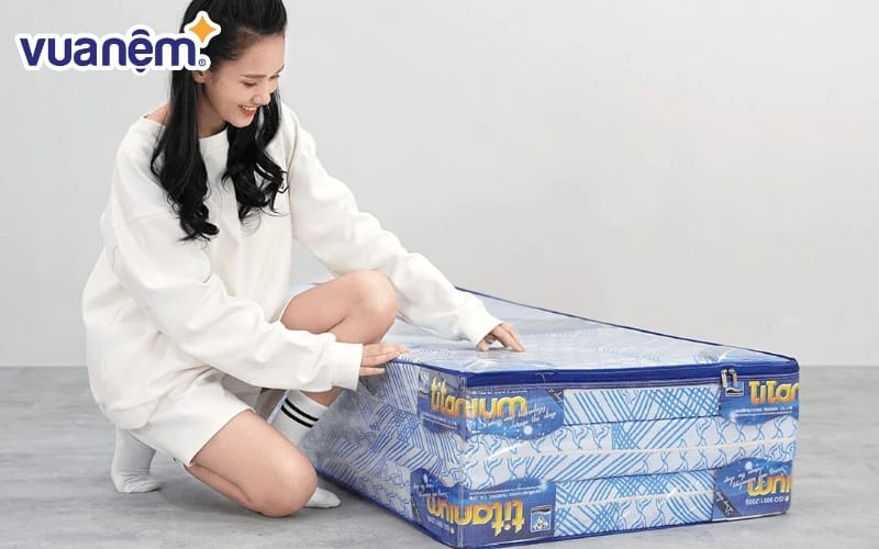Nệm cao su bông ép đa tầng Kim Cương Titanium 2m2 giúp cải thiện tình trạng đau lưng cho người sử dụng
