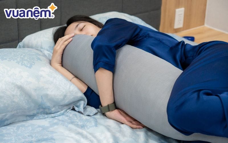 Gợi ý cho người ngủ nghiêng là nên có thêm 1 chiếc gối ôm.