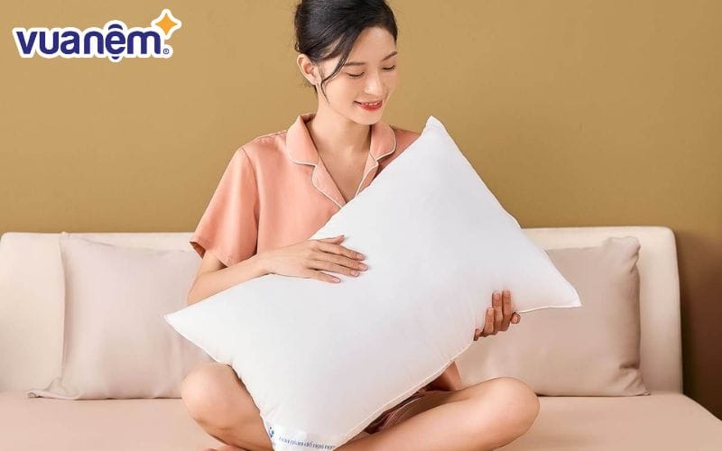 Gối lông vũ nhân tạo Goodnight Mochi là sự kết hợp hài hòa giữa kiểu dáng gối truyền thống và chất liệu lông vũ công nghệ tái sinh hiện đại