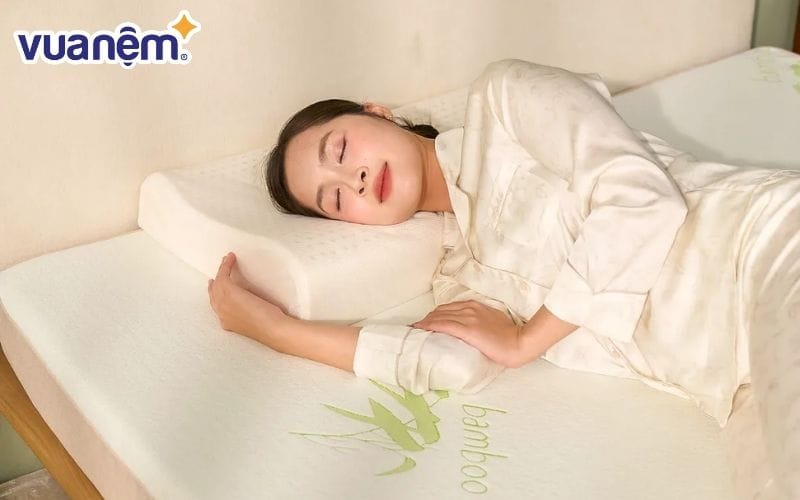 Việc nằm nghiêng vô tình tạo nếp nhăn và gây mụn cho da mặt nên không phải là tư thế ngủ tốt cho da mặt 