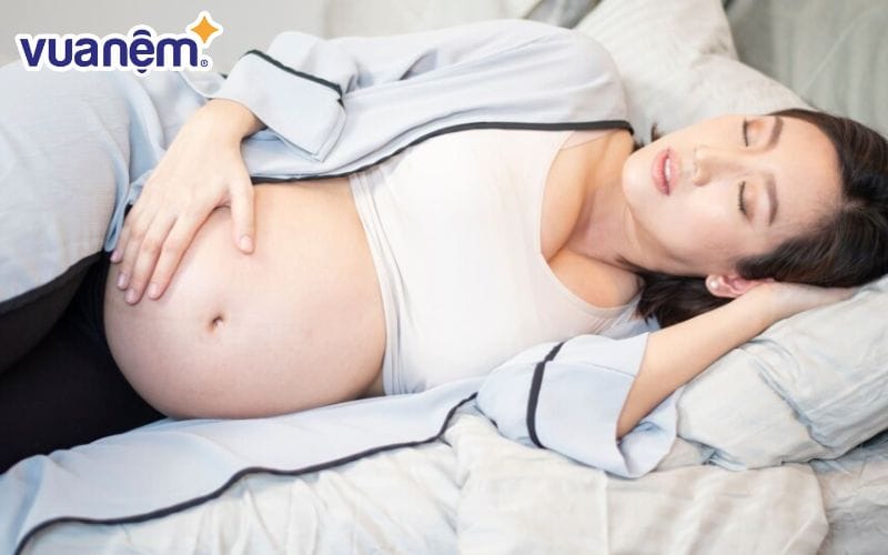 Progesterone được tiết ra khi mang thai khiến mẹ bầu thèm ngủ hơn.