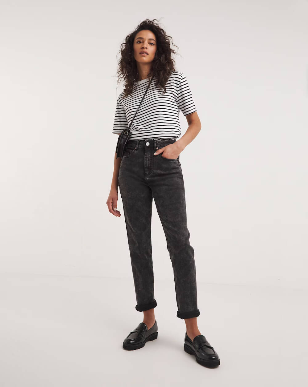 Quần Mom Jeans gắn liền với những outfit vintage đúng điệu