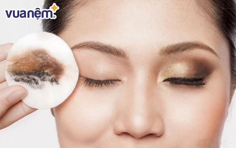 Ngoài thực hiện theo tư thế ngủ tốt cho da mặt, bạn cần tẩy trang trước khi đi ngủ để đẩy lùi bụi bẩn trên da mặt 