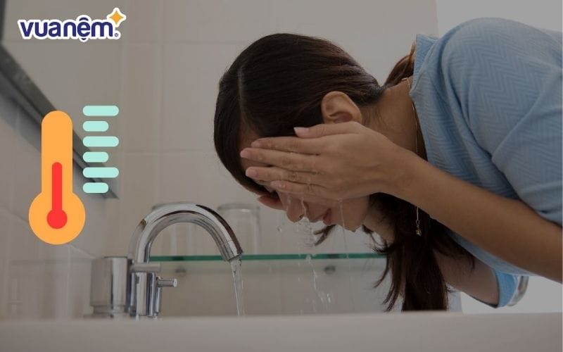 Dùng nước ấm rửa mặt trước khi ngủ 