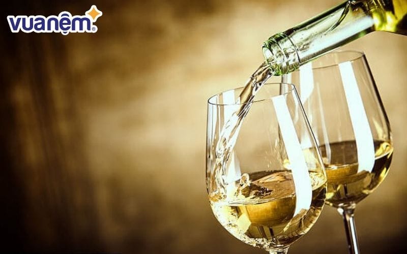 Sử dụng rượu trắng để tẩy vỏ gối bị mốc