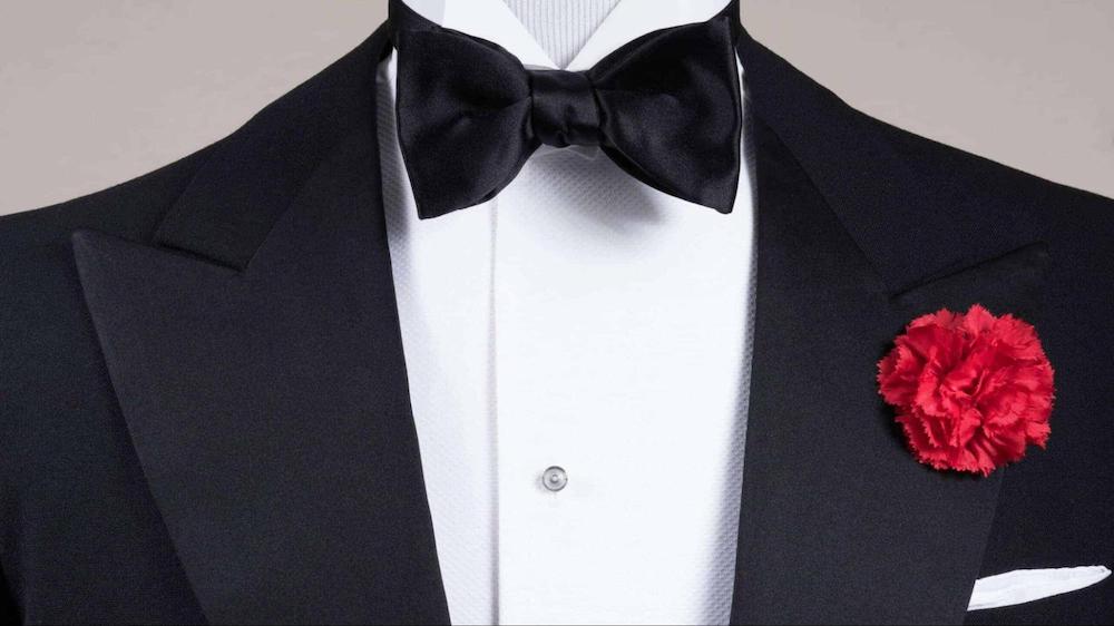 Một chiếc trâm cài sẽ khiến bộ tuxedo thêm phần ấn tượng