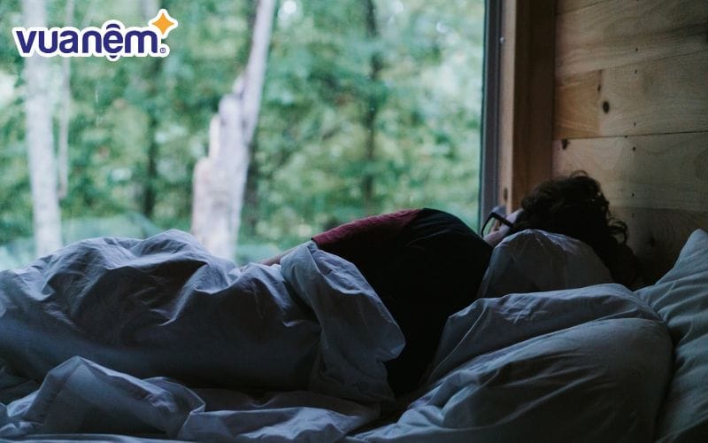 Ga giường bị ẩm ướt do trời mưa nhiều