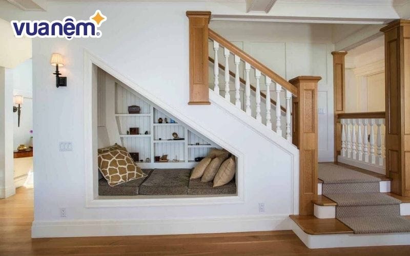 Phương Tây cho rằng đặt giường ngủ dưới gầm cầu thang là sáng tạo
