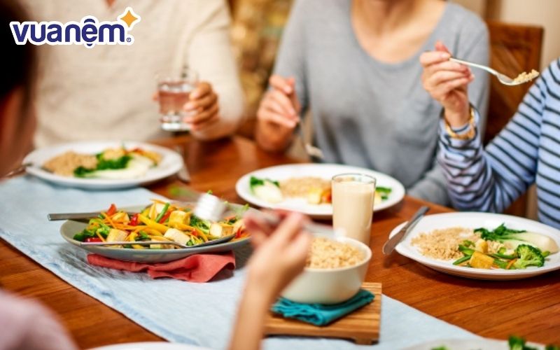 Ăn quá no trước khi ngủ sẽ khiến chúng ta bị khó ngủ