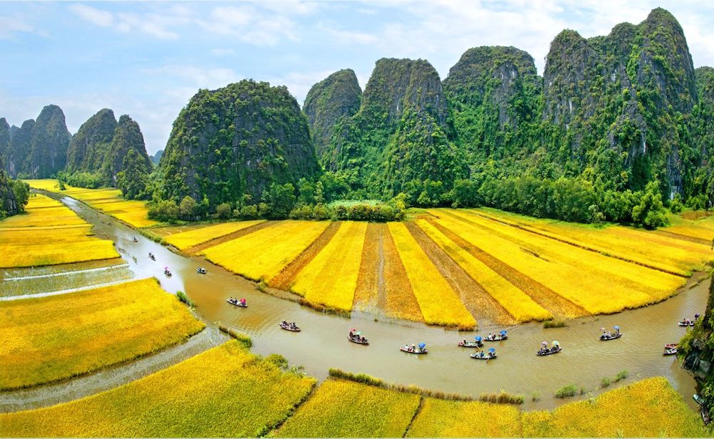 Quần thể Tràng An - Ninh Bình là điểm du lịch hấp dẫn du khách