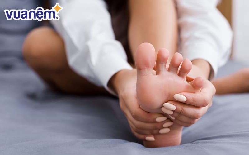 Ngủ sai tư thế khiến người bệnh dễ bị chuột rút nên tư thế ngủ cho người suy giãn tĩnh mạch vô cùng quan trọng