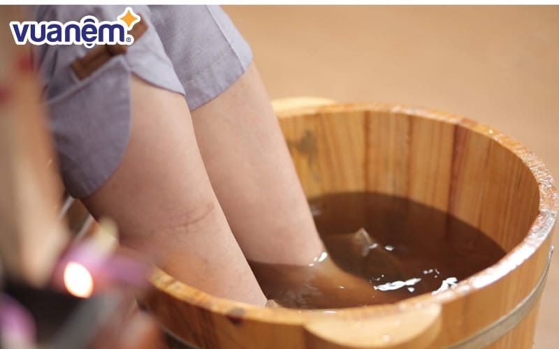 Ngâm chân bằng nước lạnh (từ 10 đến dưới 15 độ C) trong khoảng 10-15 phút