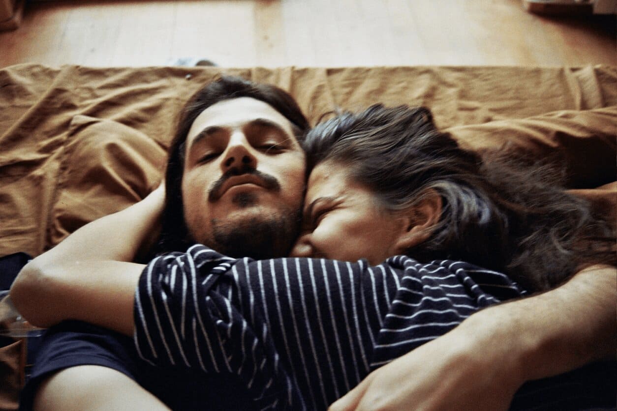 tư thế ngủ của người đàn ông yêu vợ mình