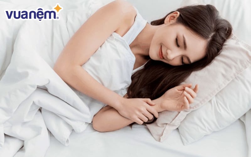 Khi bạn nằm nghiêng, áp lực từ trọng lực lên vùng họng giảm đáng kể, hạn chế tình trạng lưỡi và mô mềm tụt về phía sau