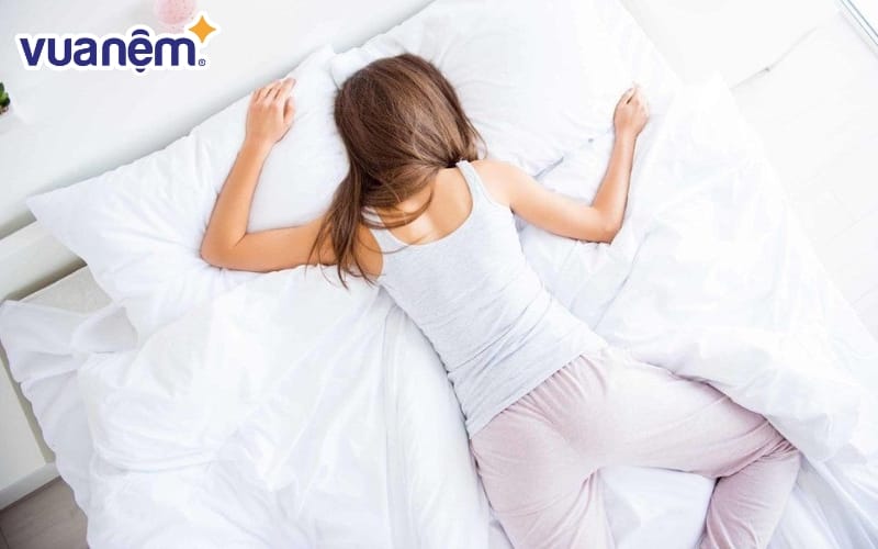 Nằm sấp giúp hạn chế việc lưỡi tụt xuống phía sau, từ đó giảm nguy cơ tắc nghẽn đường thở và tiếng ngáy