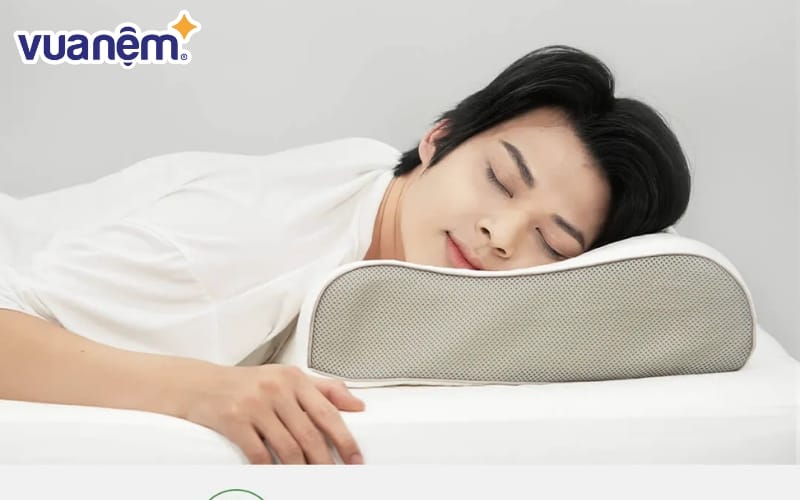 Nên chọn gối lượn sóng, có phần lõm ở giữa để ôm trọn phần đầu