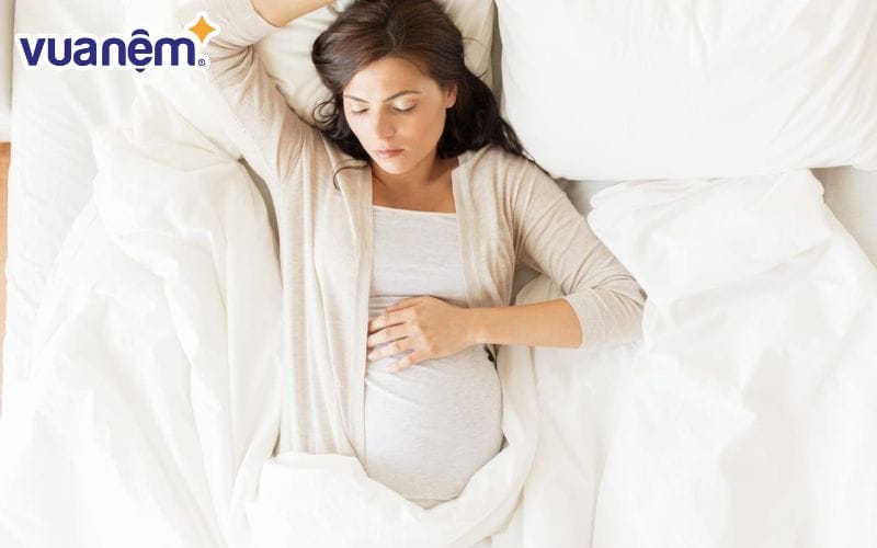 Nằm ngửa không phải là tư thế ngủ cho bà bầu 3 tháng cuối