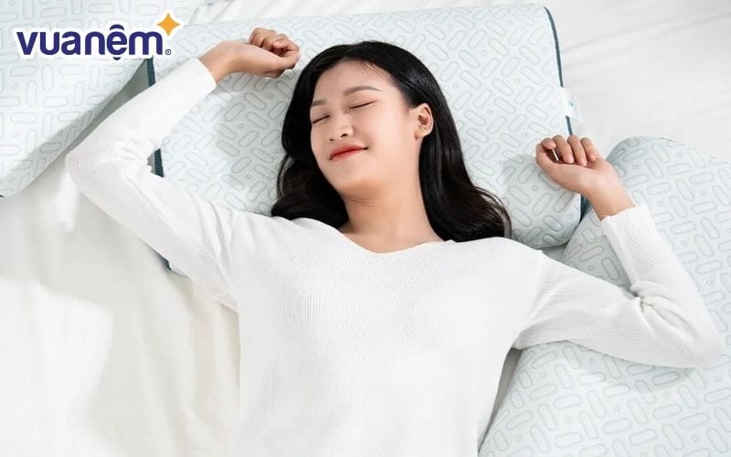 Nằm ngửa tạo không gian thoáng đãng để da “tự chữa lành” là tư thế ngủ tốt cho da mặt hữu ích